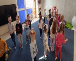 dzieci uczestniczą w zajęciach o akceptacji i tolerancji, wykonują skarpetki nie do pary