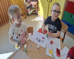 dzieci uczestniczą w zajęciach o akceptacji i tolerancji, wykonują skarpetki nie do pary