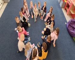 dzieci uczestniczą w zajęciach o akceptacji i tolerancji, wykonują skarpetki nie do pary