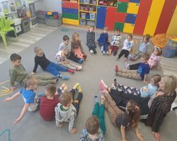 dzieci uczestniczą w zajęciach o akceptacji i tolerancji, wykonują skarpetki nie do pary