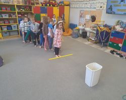 dzieci uczestniczą w zajęciach o akceptacji i tolerancji, wykonują skarpetki nie do pary