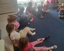 dzieci uczestniczą w zajęciach o akceptacji i tolerancji, wykonują skarpetki nie do pary