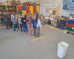 dzieci uczestniczą w zajęciach o akceptacji i tolerancji, wykonują skarpetki nie do pary