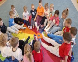 dzieci uczestniczą w zajęciach o akceptacji i tolerancji, wykonują skarpetki nie do pary