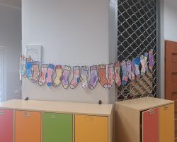 dzieci uczestniczą w zajęciach o akceptacji i tolerancji, wykonują skarpetki nie do pary