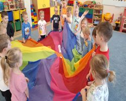 dzieci uczestniczą w zajęciach o akceptacji i tolerancji, wykonują skarpetki nie do pary