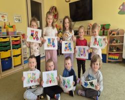 dzieci uczestniczą w zajęciach o akceptacji i tolerancji, wykonują skarpetki nie do pary