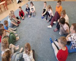 dzieci uczestniczą w zajęciach o akceptacji i tolerancji, wykonują skarpetki nie do pary