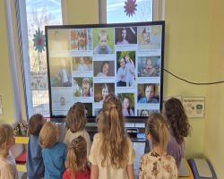 dzieci uczestniczą w zajęciach o akceptacji i tolerancji, wykonują skarpetki nie do pary