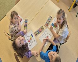 dzieci uczestniczą w zajęciach o akceptacji i tolerancji, wykonują skarpetki nie do pary