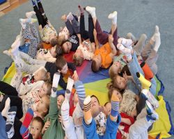 dzieci uczestniczą w zajęciach o akceptacji i tolerancji, wykonują skarpetki nie do pary