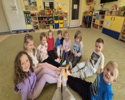 dzieci uczestniczą w zajęciach o akceptacji i tolerancji, wykonują skarpetki nie do pary