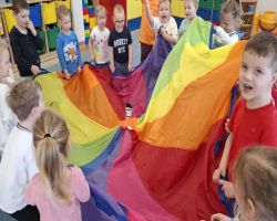 dzieci uczestniczą w zajęciach o akceptacji i tolerancji, wykonują skarpetki nie do pary