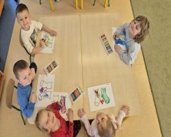 dzieci uczestniczą w zajęciach o akceptacji i tolerancji, wykonują skarpetki nie do pary