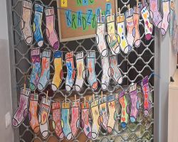 dzieci uczestniczą w zajęciach o akceptacji i tolerancji, wykonują skarpetki nie do pary