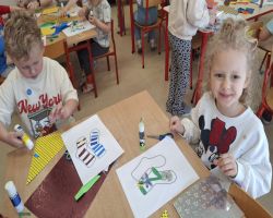 dzieci uczestniczą w zajęciach o akceptacji i tolerancji, wykonują skarpetki nie do pary