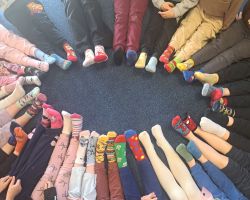 dzieci uczestniczą w zajęciach o akceptacji i tolerancji, wykonują skarpetki nie do pary