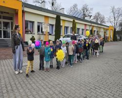 wiosenny przemarsz dzieci z Marzanną i kwiatami