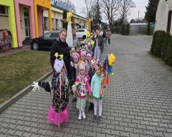 wiosenny przemarsz dzieci z Marzanną i kwiatami