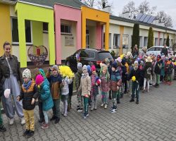 wiosenny przemarsz dzieci z Marzanną i kwiatami