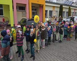 wiosenny przemarsz dzieci z Marzanną i kwiatami