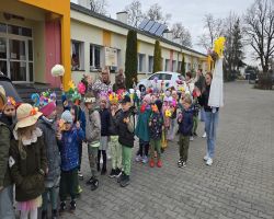 wiosenny przemarsz dzieci z Marzanną i kwiatami