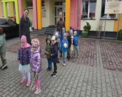 wiosenny przemarsz dzieci z Marzanną i kwiatami