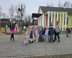 wiosenny przemarsz dzieci z Marzanną i kwiatami