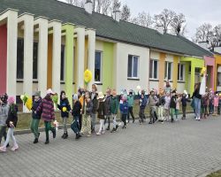 wiosenny przemarsz dzieci z Marzanną i kwiatami