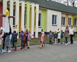 wiosenny przemarsz dzieci z Marzanną i kwiatami