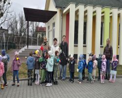 wiosenny przemarsz dzieci z Marzanną i kwiatami