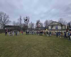 wiosenny przemarsz dzieci z Marzanną i kwiatami