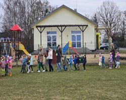 wiosenny przemarsz dzieci z Marzanną i kwiatami