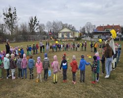 wiosenny przemarsz dzieci z Marzanną i kwiatami