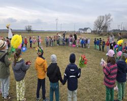 wiosenny przemarsz dzieci z Marzanną i kwiatami