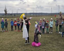 wiosenny przemarsz dzieci z Marzanną i kwiatami