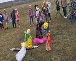 wiosenny przemarsz dzieci z Marzanną i kwiatami