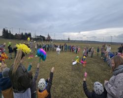 wiosenny przemarsz dzieci z Marzanną i kwiatami