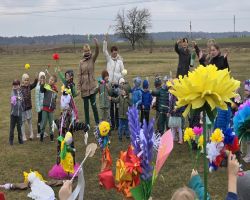wiosenny przemarsz dzieci z Marzanną i kwiatami