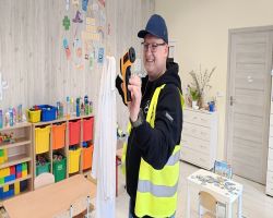 Dzieci poznają zawód kierowcy zawodowego, zaprezentowany przez rodzica.