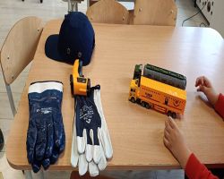 Dzieci poznają zawód kierowcy zawodowego, zaprezentowany przez rodzica.