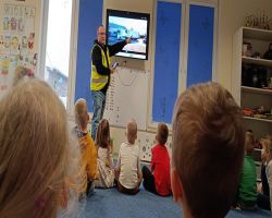 Dzieci poznają zawód kierowcy zawodowego, zaprezentowany przez rodzica.