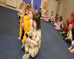 Dzieci poznają zawód kierowcy zawodowego, zaprezentowany przez rodzica.