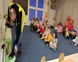 Dzieci poznają zawód kierowcy zawodowego, zaprezentowany przez rodzica.