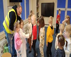 Dzieci poznają zawód kierowcy zawodowego, zaprezentowany przez rodzica.