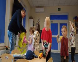 Dzieci poznają zawód kierowcy zawodowego, zaprezentowany przez rodzica.