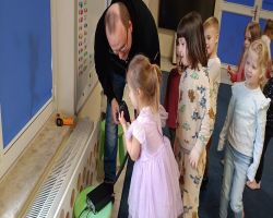 Dzieci poznają zawód kierowcy zawodowego, zaprezentowany przez rodzica.