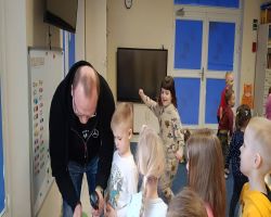 Dzieci poznają zawód kierowcy zawodowego, zaprezentowany przez rodzica.