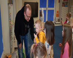 Dzieci poznają zawód kierowcy zawodowego, zaprezentowany przez rodzica.