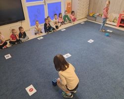 dzieci rozwijają umiejętność przeliczania podczas zabaw matematycznych